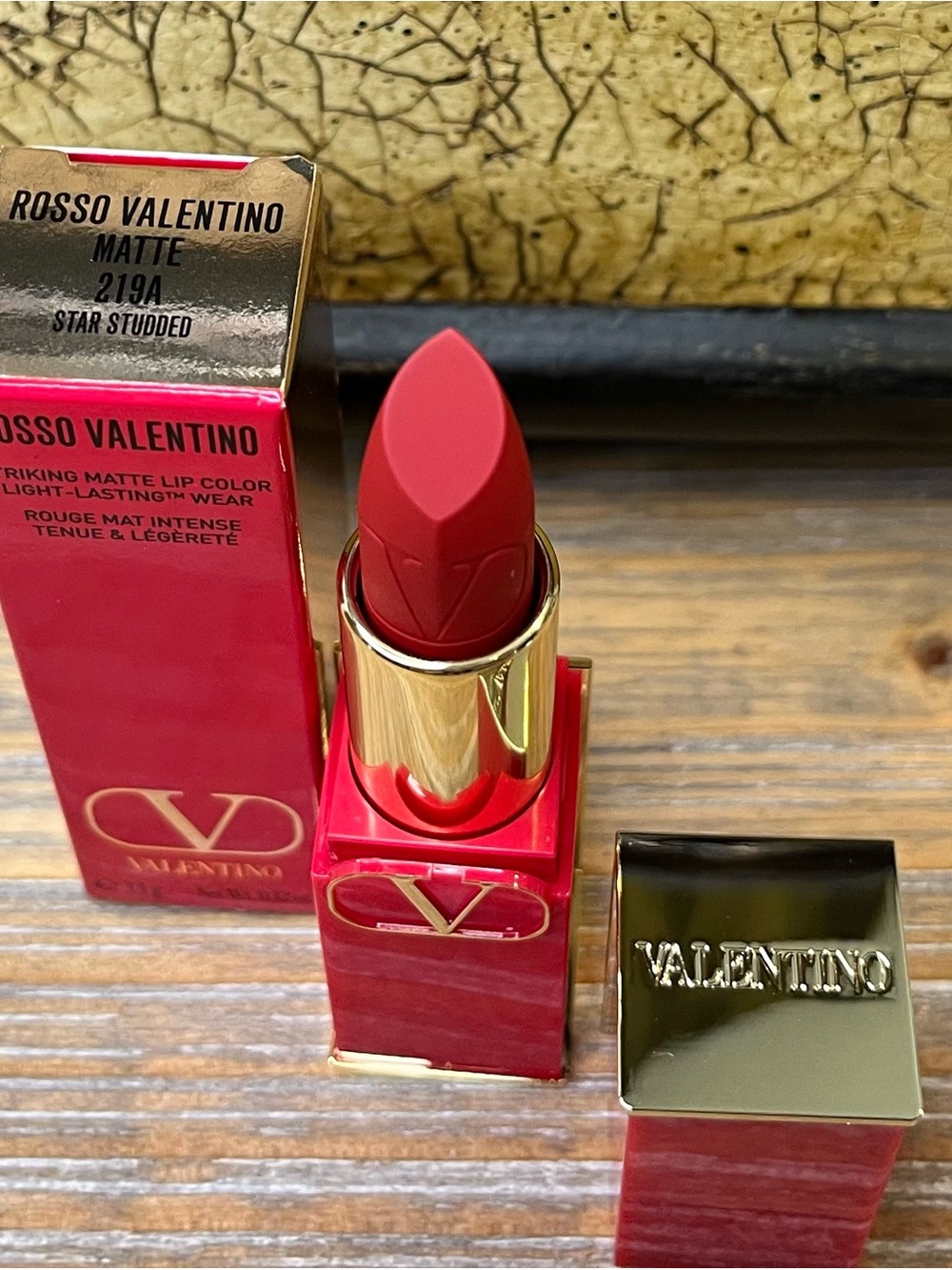 NIB Valentino Rosso Valentino Striking Matte Lipstick Full Size 3.4g - Picture 2 of 7
